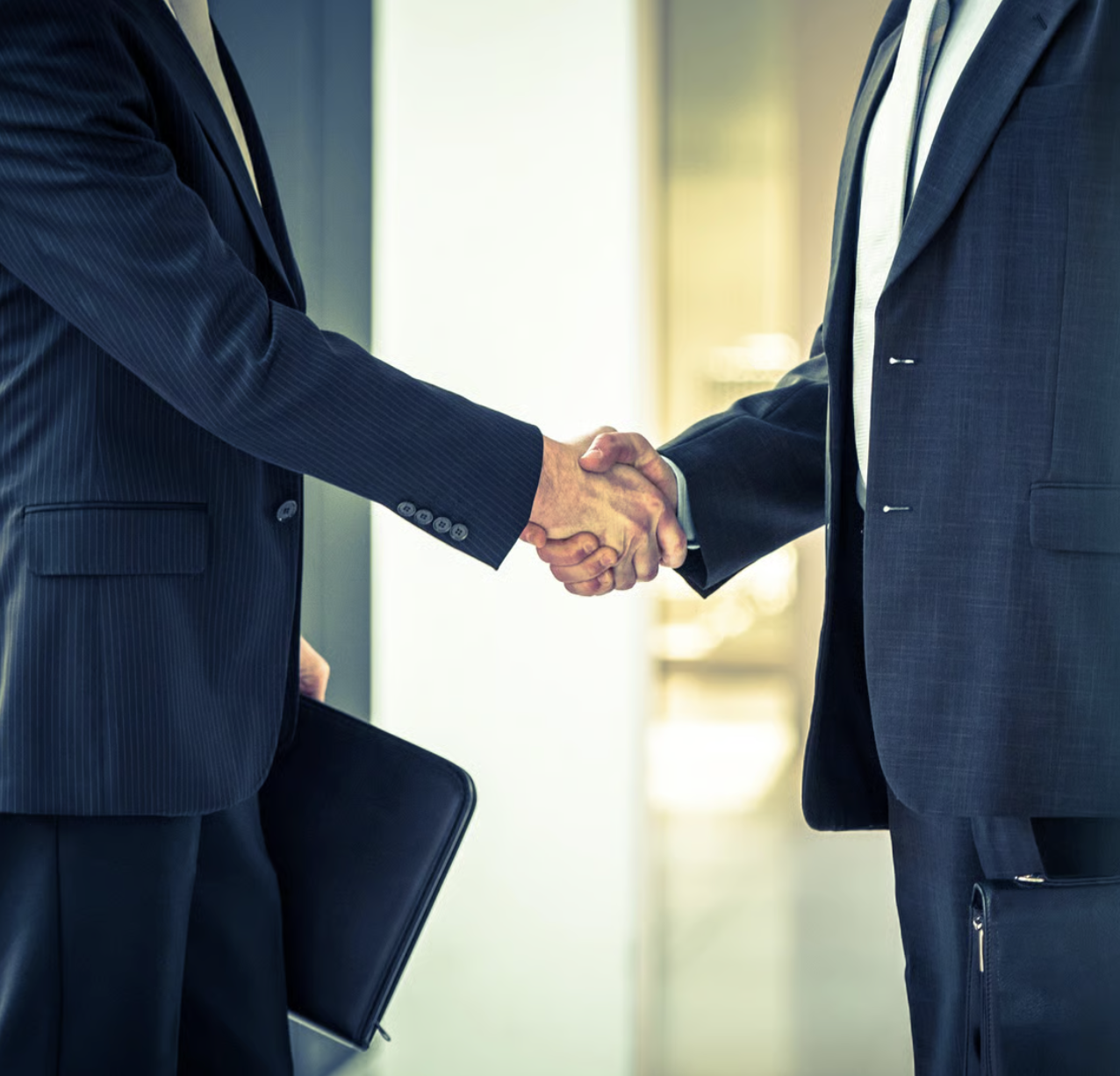 Poignée de main entre deux professionnels dans un bureau parisien